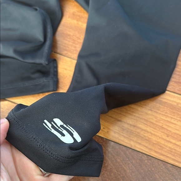 Skechers Black Leggings with Cropped Length and Wide Waistband - Picture 4 of 5